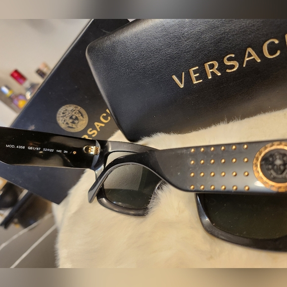 Black and gold Authentic Versace sunglasses - Picture 9 of 9